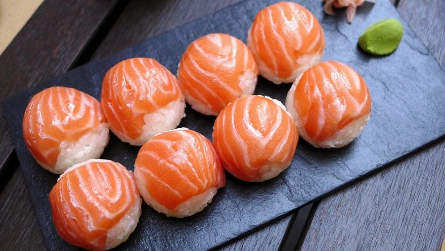 Infographic illustrating the Japanese culinary Rule of Five in sushi preparation